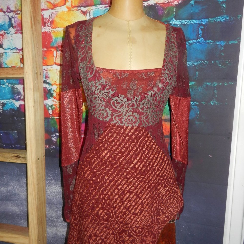 Save the Queen - Picture 3 of 8